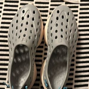 Kane footwear recovery show. Size 6 women or m 4